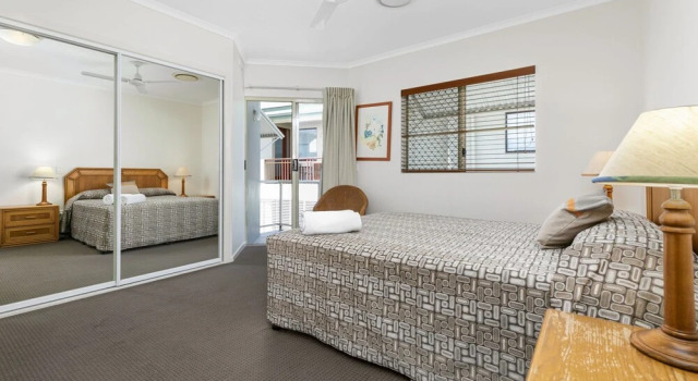 Beautiful North Facing River Views at Noosaville - Unit 4 Riverside 235 Gympie Tce, Забронировать Отель Отели Нузавилл с парковкой, рядом с Reef Street Bushland Reserve, Парковка