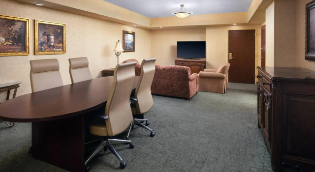 Двухместный люкс c 1 комнатой Renaissance Tulsa Hotel & Convention Center
