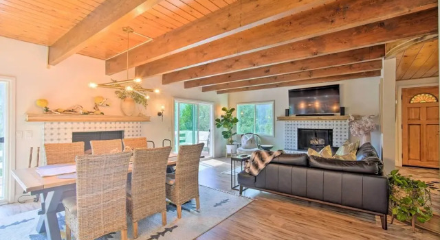 Picturesque Cabin: 2 Balconies, Walk to Lake!, Забронировать Дом для отпуска Крестлайн 