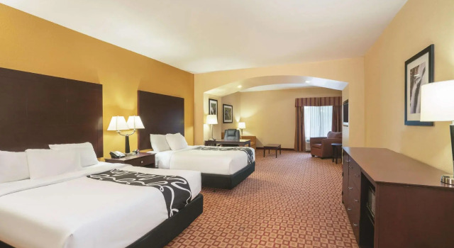 Четырёхместный номер Standard Comfort Inn & Suites Verona at Turning Stone Resort Casino