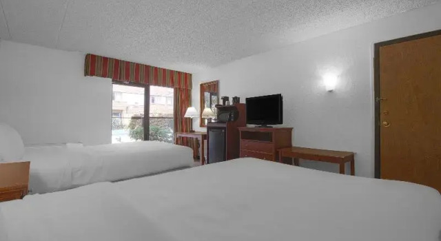 Четырёхместный номер Tulsa Square Hotel Central, I-44 By OYO
