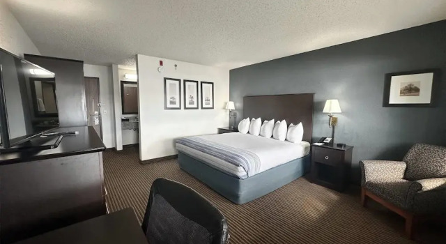 Двухместный номер Superior с балконом и с видом на воду AmericInn by Wyndham Menominee