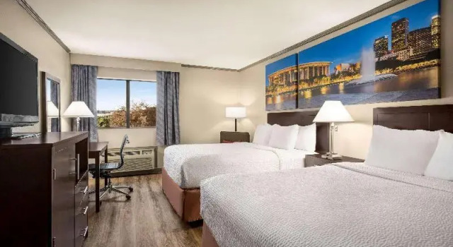 Четырёхместный номер Standard с балконом Baymont by Wyndham Monterey Park