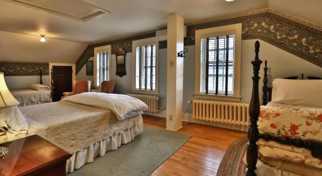 Трёхместный номер Standard Stone Chalet Bed & Breakfast Inn