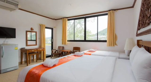 Трёхместный семейный номер Standard с балконом Onnicha Hotel