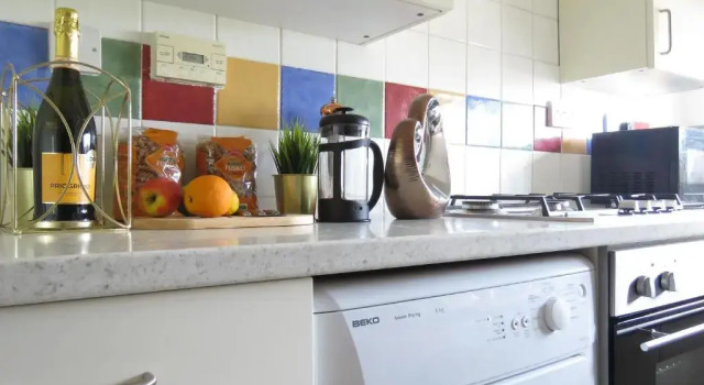 Апартаменты Tudors eSuites 3 Bedroom Apartment 6 Beds & Parking