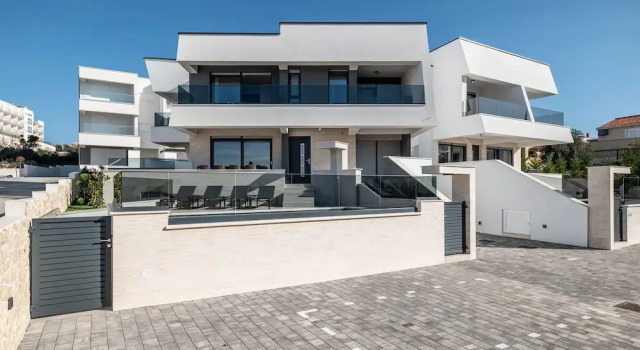 Luxury Villas Travera, Забронировать Вилла Отели Новалья 4 звезды, 4*