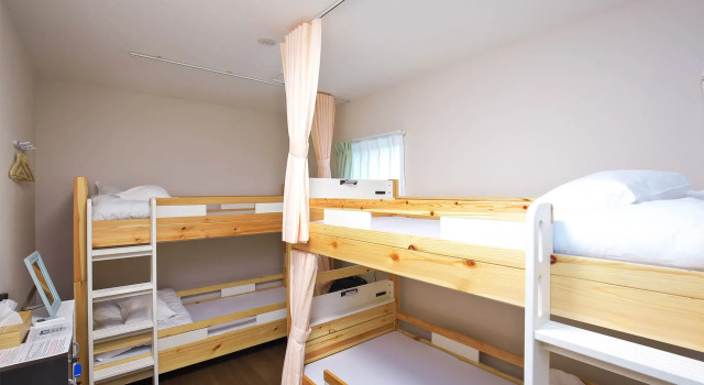 Кровать в общем номере Shironoshita Guesthouse
