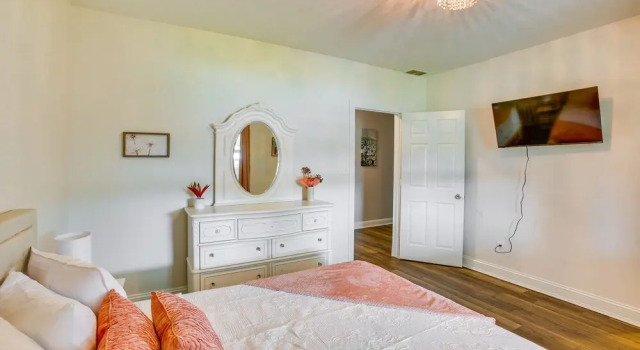 Charming Cadillac Retreat w/ Private Hot Tub!, Đặt Khách sạn Cadillac Michigan