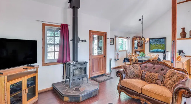 Authentic North Fork Cabin w/ Dock & Private Deck!, Boek Vakantiehuis North Fork 