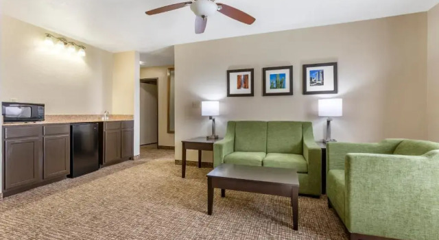 Люкс Superior Comfort Inn & Suites Surprise Near Sun City West