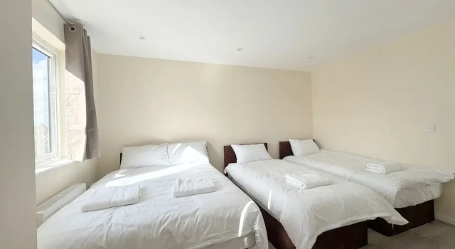 2-bed Near the O2 Arena & Excel & Free Parking, Забронировать Дом для отпуска Коттеджи Лондона, рядом с Стадион «Вэлли», Коттедж