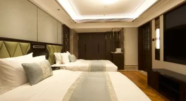 Семейный люкс с 2 комнатами Han's Royal Garden Hotel