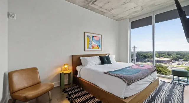 Rainey St Condo | Heated Pool | Gym | Bar | DT ATX, Забронировать Апартаменты/квартира Апартаменты Остина, рядом с I Love You So Much Mural, Апартаменты/квартира