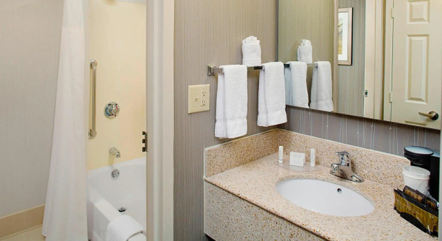 Четырёхместный номер Standard Courtyard Durham Near Duke University/Downtown