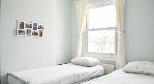 3 Bedroom Brighton Townhouse with Garden, Забронировать Отель Отели Исторического графства Суссекса с парковкой, Парковка
