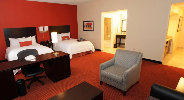 Четырёхместный люкс Hampton Inn & Suites Phoenix Chandler-Fashion Center AZ