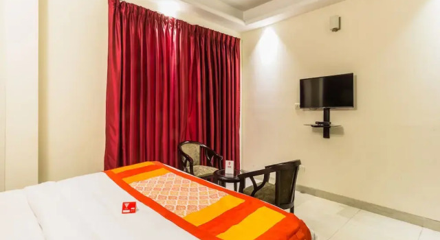 OYO 6796 Retreat Suites Inn