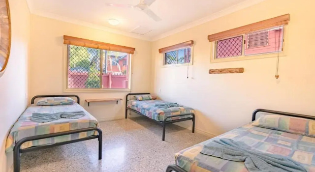 Кровать в общем номере Travellers Oasis