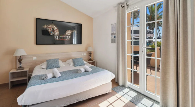Четырёхместный номер Standard с видом на сад Hôtel La Nartelle