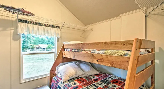 Woodsy Packwood Haven w/ Golf Course Access!