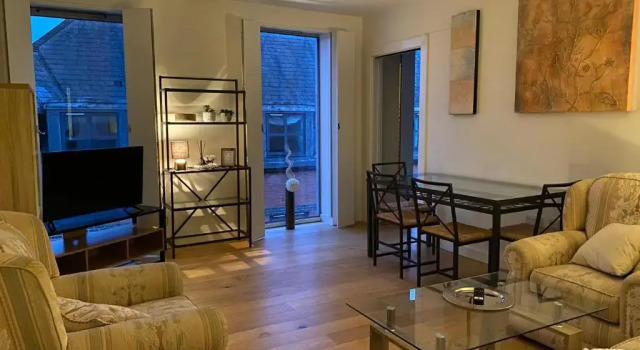 Central, modern and peaceful, lovely Cathedral views, two-bed apartment with 40" smart TV & free onsite parking, Varaa Huoneisto Asunnot kohteessa Merseyside, Huoneisto
