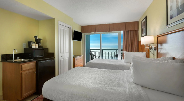 Четырёхместный номер Standard oceanfront Bay View Resort Myrtle Beach