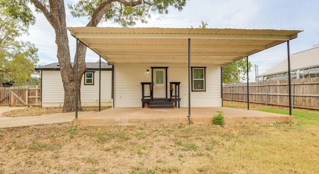 Коттедж Near Historic Georgetown Square! Updated Home