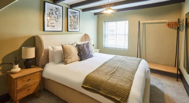 Host Stay Toffee Crackle House