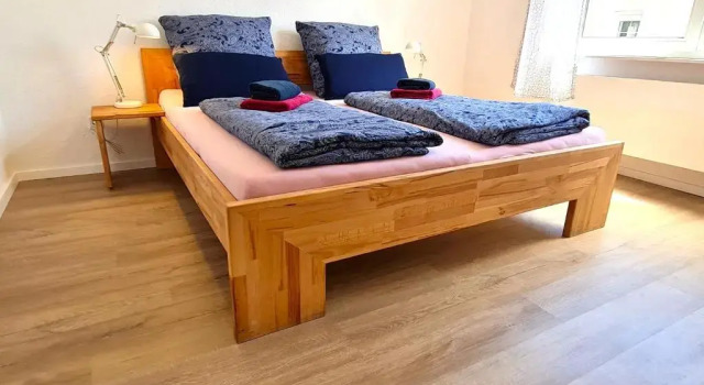 Burgunder helle und geräumige Ferienwohnung