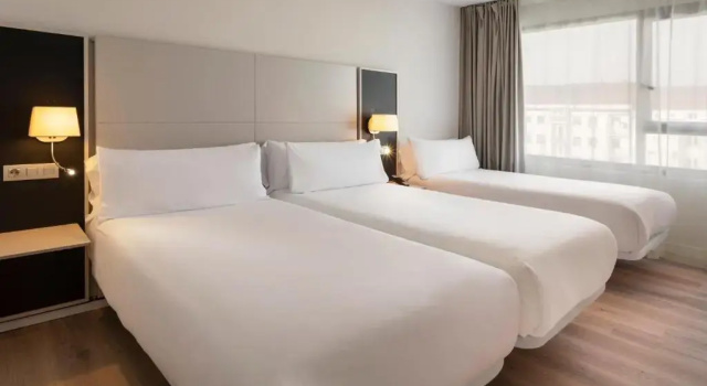 Standard Triple room B&B HOTEL Vitoria General Álava