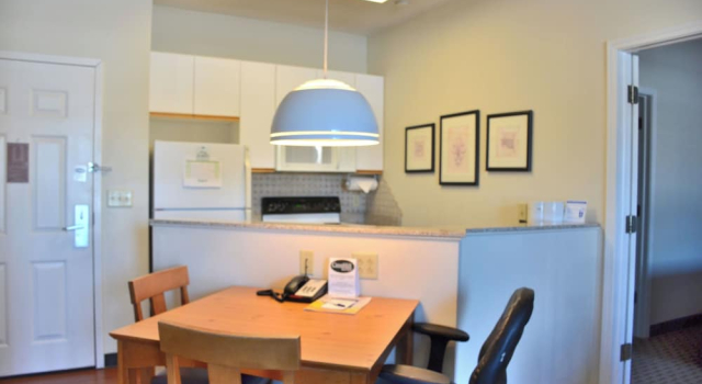 Четырёхместный люкс с 2 комнатами Cresthill Suites Syracuse