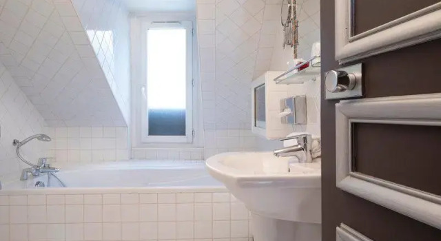 Кровать в общем номере Elysées Hôtel