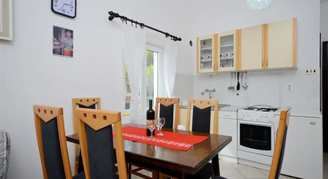 Apartments Zvonko, Prenota Appartamento Rukavac Vis, vicino a Spiaggia di Tepluš