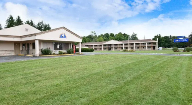 Кровать в общем номере Americas Best Value Inn at Central Valley-Woodbury