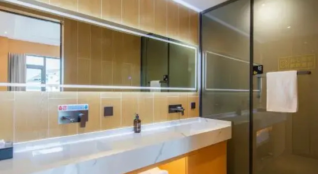 Люкс Rezen Pinge Hotel (Xishuangbanna Jinghong Airport Railway Station)