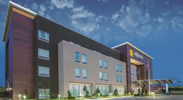 Кровать в общем номере La Quinta by Wyndham Tulsa Broken Arrow