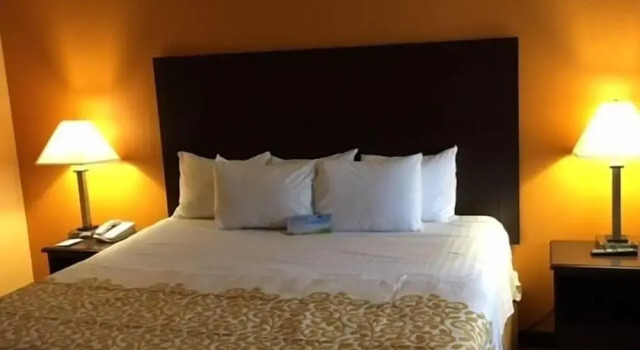 Двухместный номер Standard с балконом Days Inn by Wyndham Queensbury/Lake George