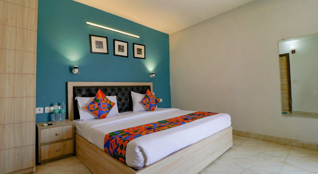 Номер Deluxe FabHotel Royal Inn