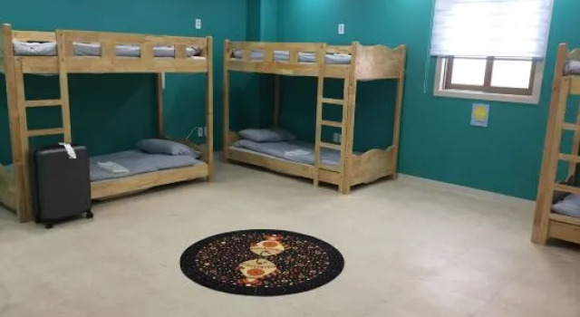 Кровать в общем номере (мужской номер) Jeju Airport Guesthouse Yesjun