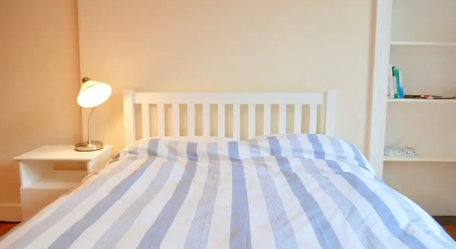 1 Bedroom Flat With Box Room In Edinburgh, Забронировать Отель Эдинбург Midlothian, рядом с Холирудское абатство