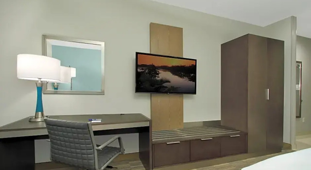 Четырёхместный люкс Holiday Inn Express & Suites - Lake Charles South Casino Area by IHG