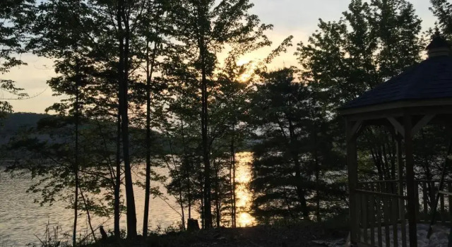 Коттедж с 2 комнатами Sturgeon Pool Lake House
