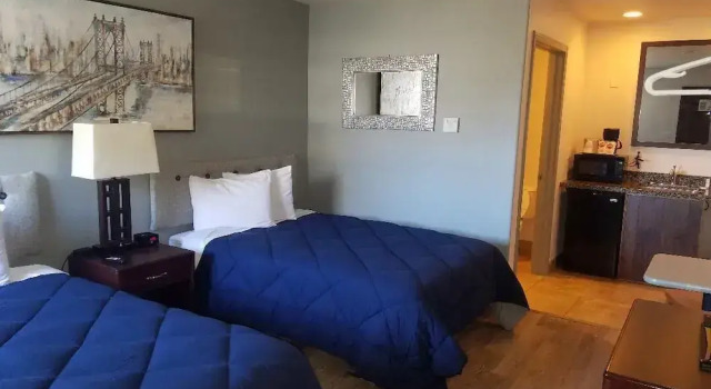 Четырёхместный номер Standard Price Pointe Inn