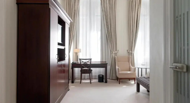 Полулюкс Elite Plaza Hotel