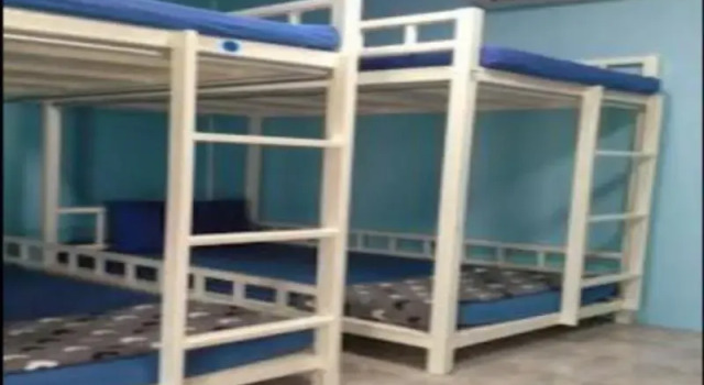 Кровать в общем номере Apache Beach House