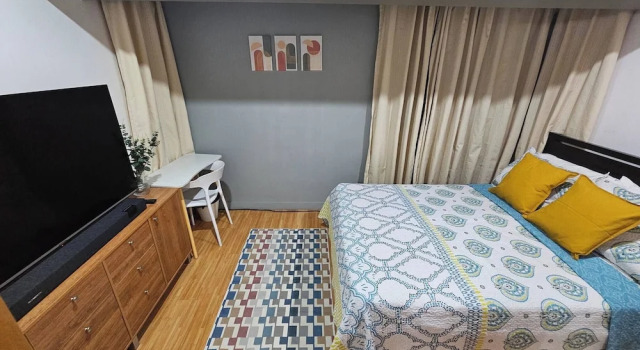 Casa Rosa2 2BR Loft in BGC With 55" Smart TV & 5 pax
