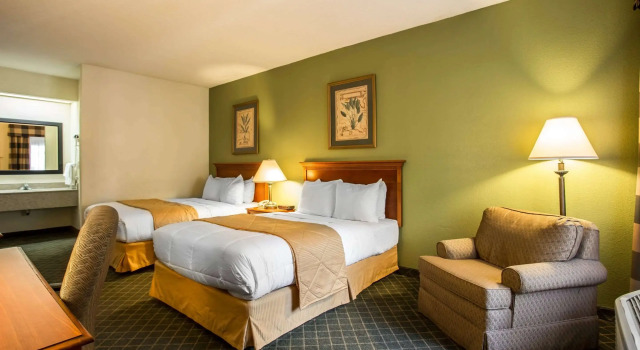 Четырёхместный номер Standard Clarion Inn & Suites Aiken South