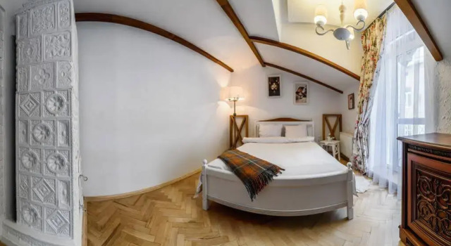 5 LVIV -APART дві кім ізольовані і кухня- студія з балконом тиха центр, Забронировать Апартаменты/квартира Отели Львова с парковкой, рядом с Дворец Дедушицких, Парковка