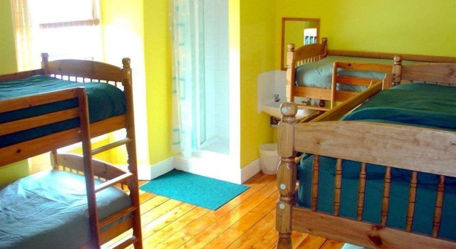 The Green House Surf Lodge, Забронировать Отель Отели Ньюки с парковкой, Парковка